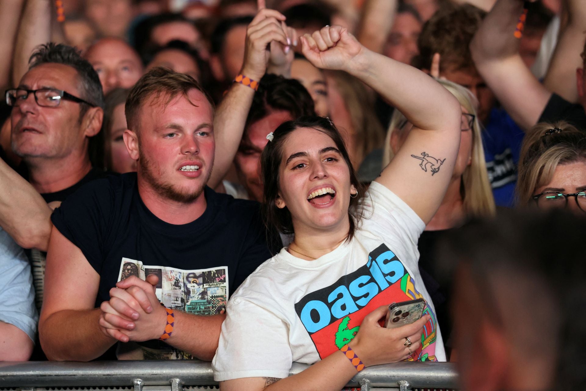 Oasis hace temblar Cardiff