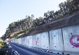 Trabajos en la ladera de la carretera de la costa que une Deba e Itziar.