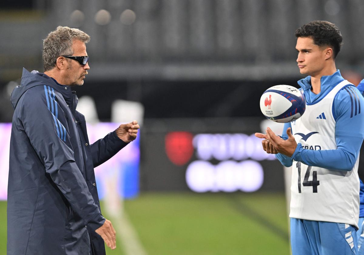 Fabien Galthie da instrucciones a Tom Spring en la previa del partido Nueva Zelanda-Francia.