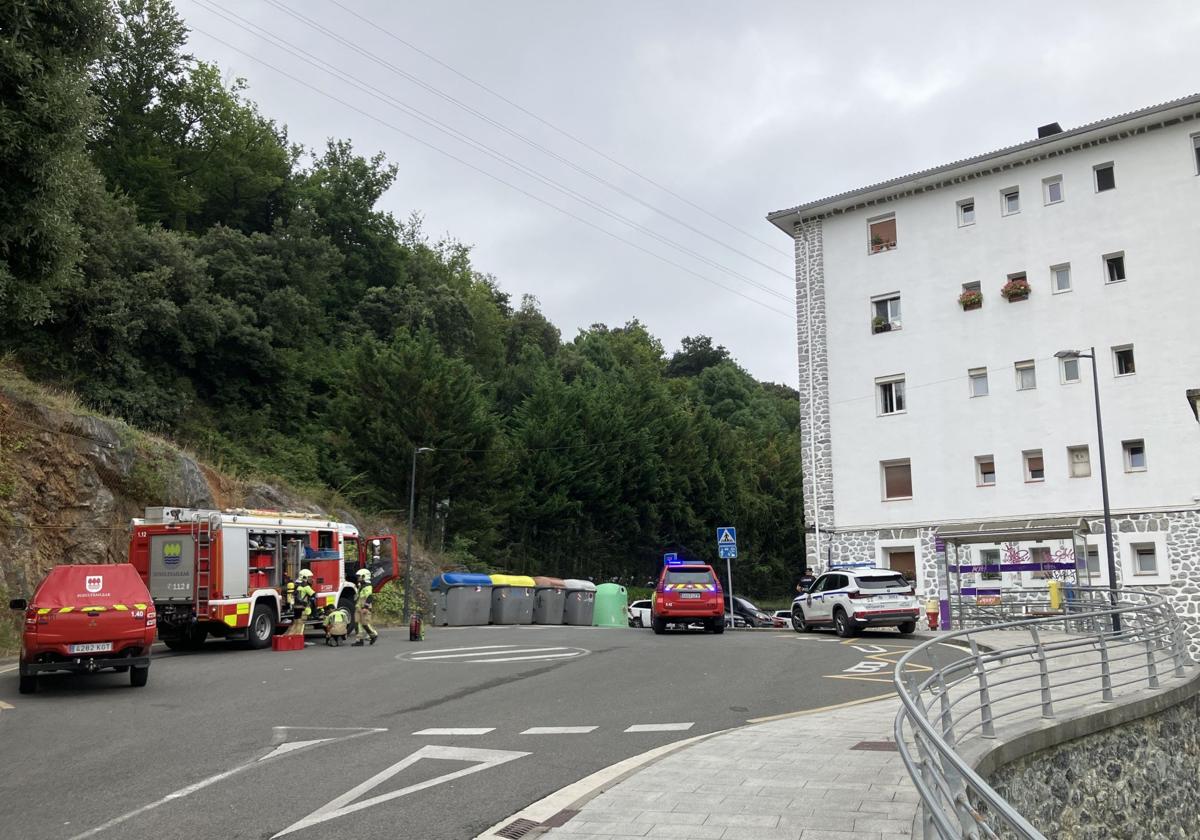 Bomberos en Arrasate continuaban trabajando esta mañana en el edificio afectado por el incendio
