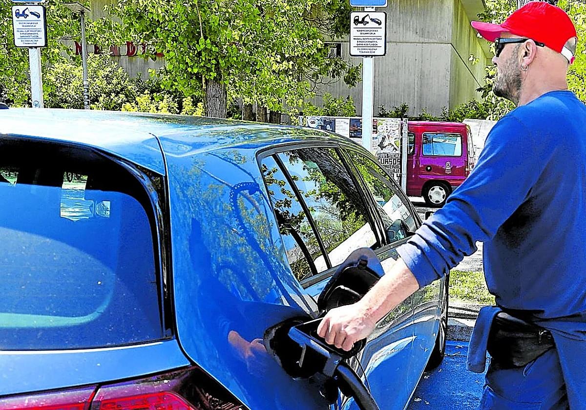 Un conductor recarga su coche eléctrico en una 'electrolinera' de Mendizorroza