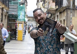 Iñaki Dorronsoro, jostari, liburua idazterakoan aritu den bezala.