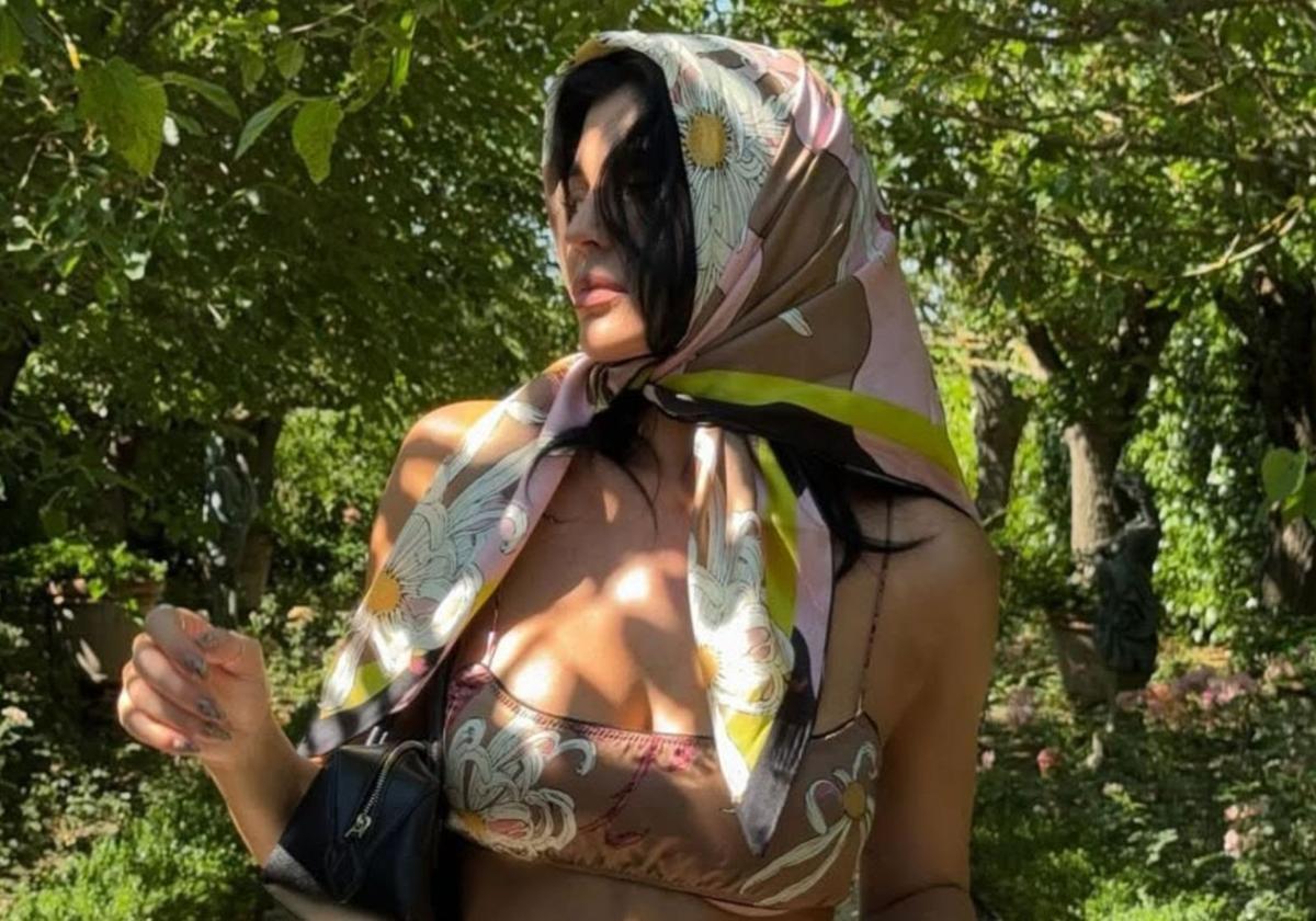 El pañuelo viral con el que Kylie Jenner sorprende en sus vacaciones: obra de un diseñador alicantino