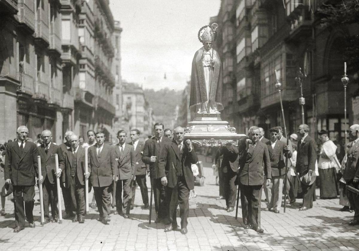 Procesión de San Fermín por la calle Loiola.