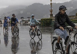 Un grupo de turistas en un día de tormenta en San Sebastián.
