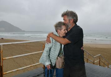 De Getaria a Donostia a nado por «mi ama» y todos los enfermos de esclerosis múltiple