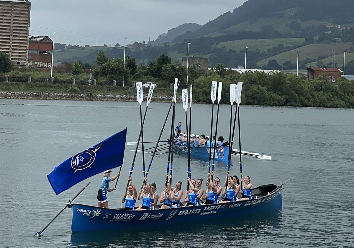 Zarautz ondea la bandera tras su triunfo en Astillero.