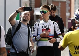 Un aficionado se fotografía con Pogacar, ayer en Lille.