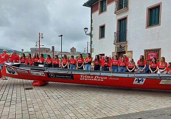 Emakumezkoen traineruko arraunlariak eta Kike Manterola entrenatzailea, klubak egindako aurkezpenean.