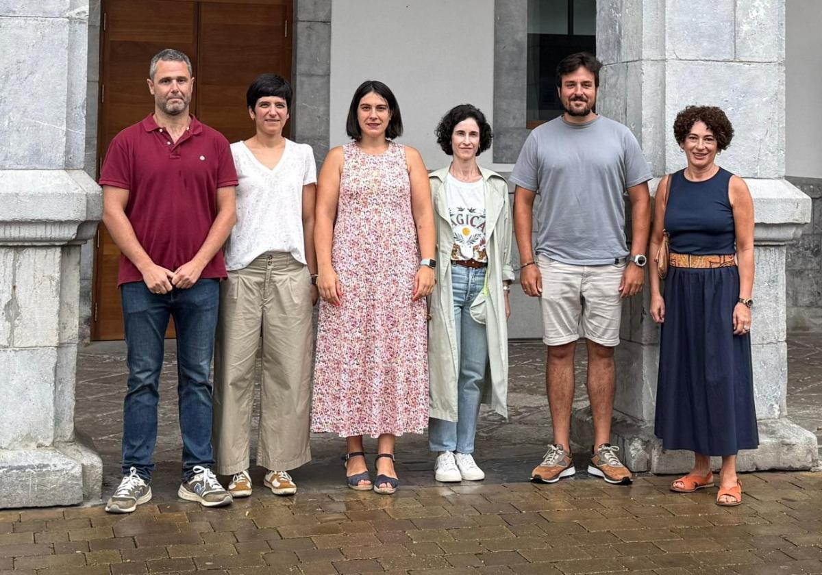 Representantes municipales, del Colegio de Farmacéuticos y de farmacias locales tras la firma del acuerdo.