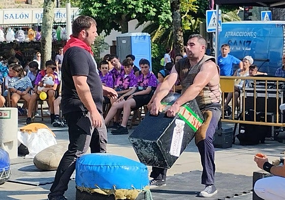 Deporte rural, mucha música, comidas y juegos en la jornada dedicada a los mayores y los niños y niñas.