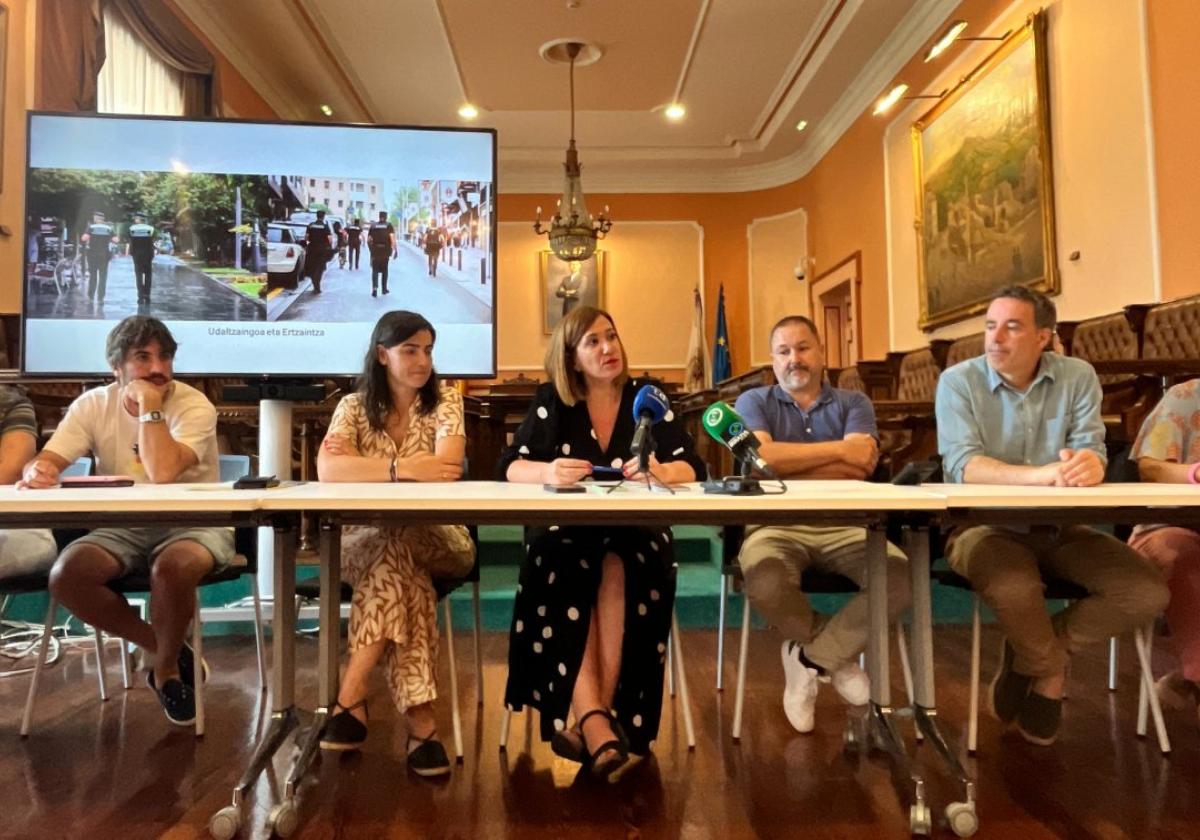 La alcaldesa, Cristina Laborda, acompañada por miembros del Gobierno municipal, en la rueda de prensa celebrada este viernes en la Sala Capitular.