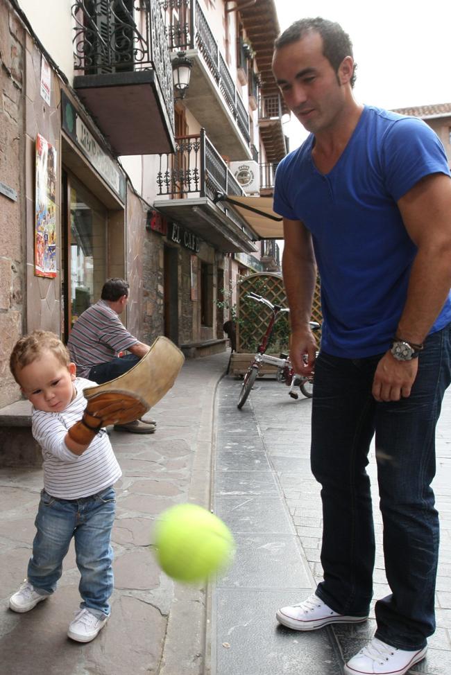 Ezkurra juega con su hijo Koteto, de 2 años, en Doneztebe.