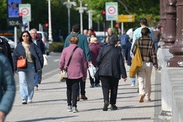 Pensionistas pasean por Donostia.