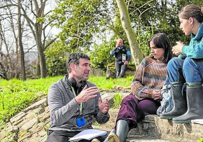 Asier Urbieta da instrucciones a las actrices en la Isla de los Faisanes.
