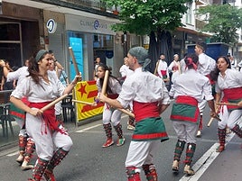 Los integrantes de la Colla Bastonera del Montserratí en plena actuación en la calle Biteri.