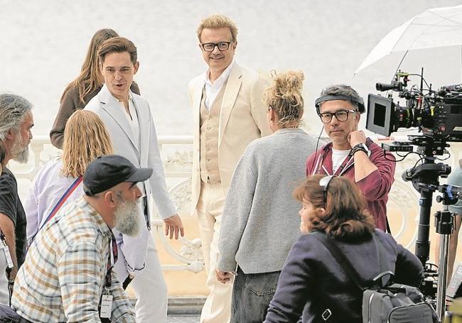 Pedro Alonso y Tristán Ulloa, en La Concha durante la grabación de 'Berlín'.