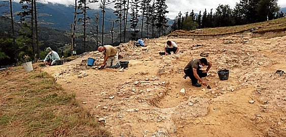 Burdin Aroko Herri Harresituan indusketak egiten jarraituko dute Aranzadiko arkeologoek.