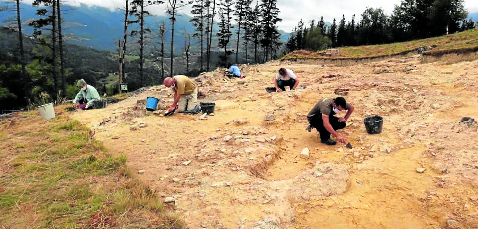Burdin Aroko Herri Harresituan indusketak egiten jarraituko dute Aranzadiko arkeologoek.
