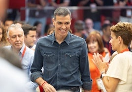 Pedro Sánchez, en el Comité Federal del PSOE, pasa por delante de María Chivite, presidenta de Navarra.