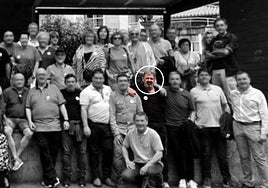 Antxón Alonso, originario de Elgoibar, aparece en el círculo junto a sus amigos en una de las contadas fotos que hay en él.