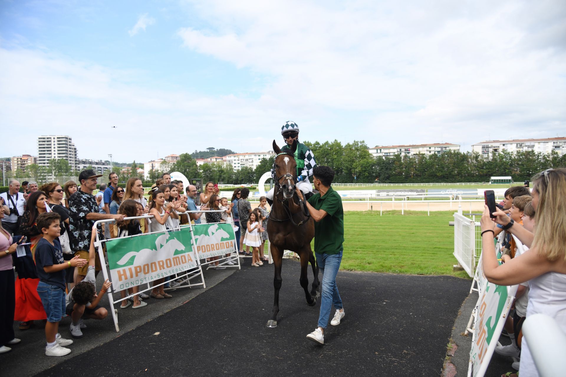Carrera de caballos en el hipódromo de San Sebastián
