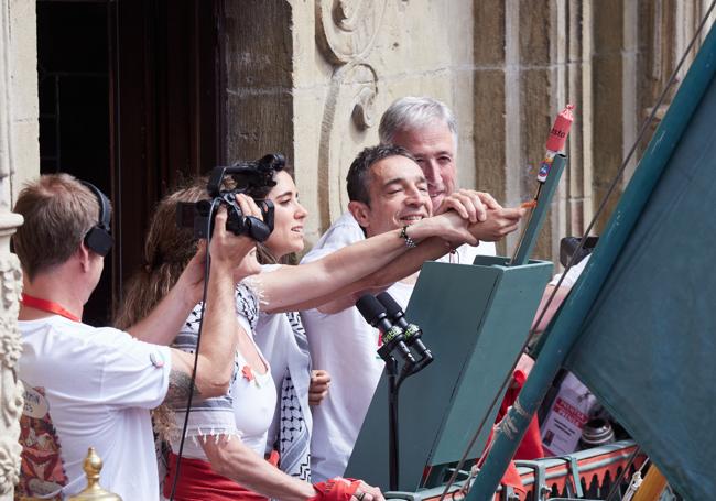Momento en el que los representantes de Yala Nafarroa enciende el cochete