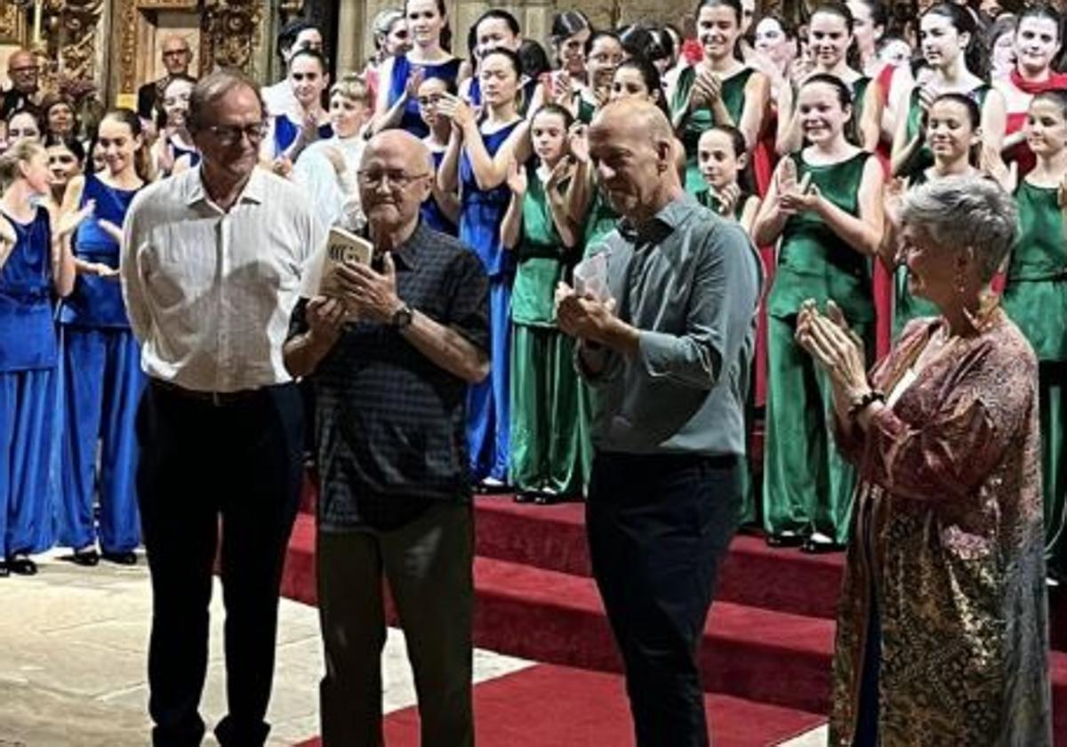 Javier Busto recibe el I Premio Nacional de Música Coral en San Vicente de la Barquera.