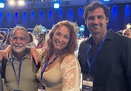 Los políticos guipuzcoanos Jorge Mota, Muriel Larrea y Mikel Lezama, durante la clausura del congreso del PP hoy en Madrid.