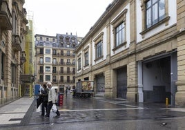 Fachada del edificio Pescadería a la calle Iñigo, donde se preveía crear un centro de distribución de mercancías de última milla.