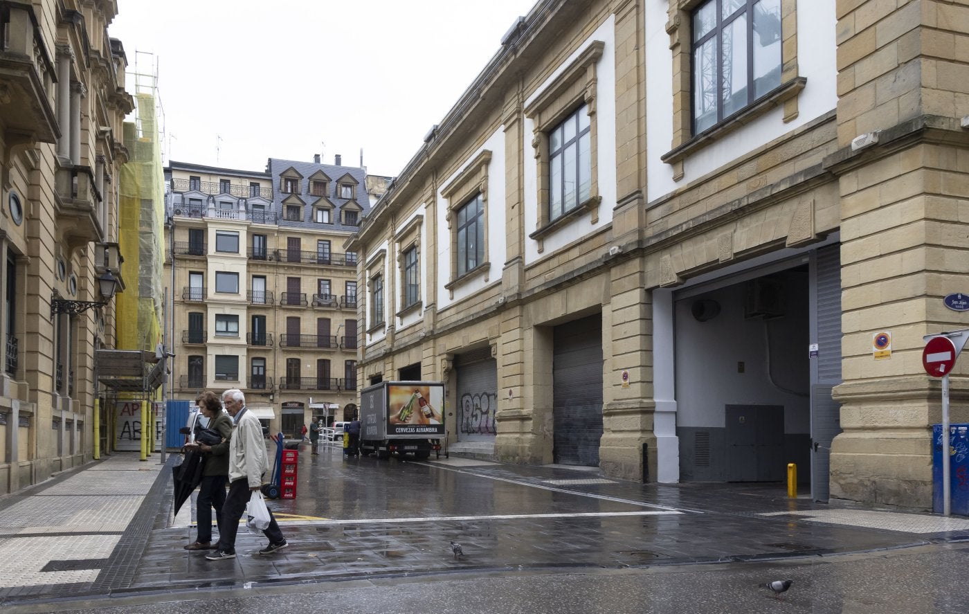 Fachada del edificio Pescadería a la calle Iñigo, donde se preveía crear un centro de distribución de mercancías de última milla.