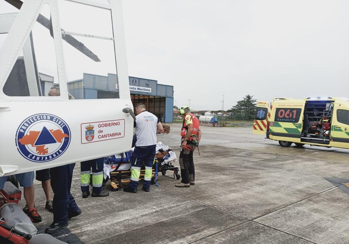 La mujer accidentada tuvo que ser trasladada en helicóptero a un hospital de Santander