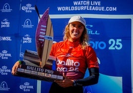 Nadia Erostarbe, con el trofeo conquistado en Ballito (Sudáfrica).
