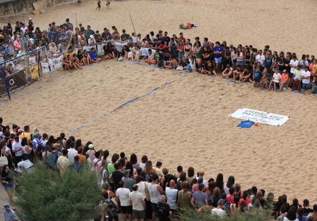 Decenas de personas rindieron homenaje a Esteban Collantes este pasado domingo en Zarautz.