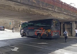 Un autobús se queda atascado en el viaducto de Jai-Alai de San Sebastián