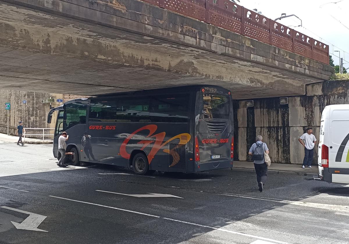 El autobús superaba la altura máxima y se ha quedado atascado.