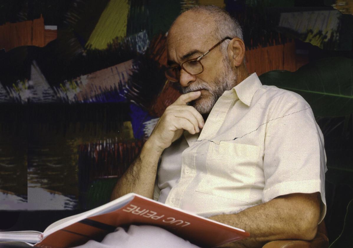 Felipe Iguiñiz, con uno de sus libros, en una imagen de archivo.