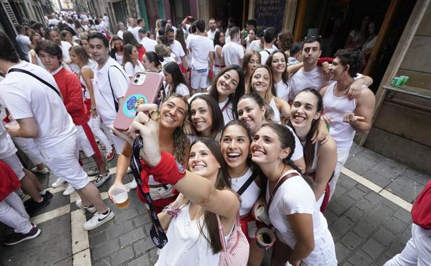 Un grupo de jóvenes inmortaliza el momento en las calles de Pamplona.