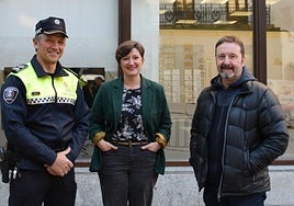 El jefe de la Policía Local Mikel Amenabar, la alcaldesa Aizpea Otaegi y el edil Bernar Lemos en su presentación.