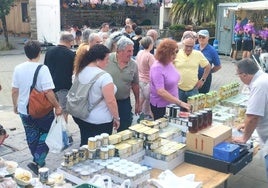 Entonaron 'Gora San Fermín' mientras mostraban los pañuelos. Mucho público para ver las parejas de bueyes y para comprar en los puestos.