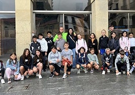 Los más veteranos de las colonias. Grupo de 5º de Primaria tras conocer a sus monitores.