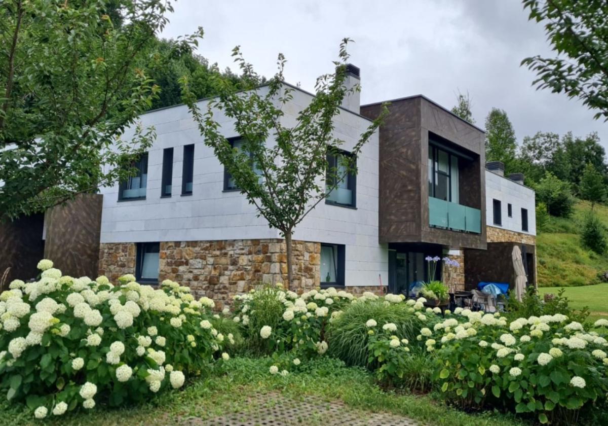 Bergaretxe se compone de 7 apartamentos turísticos arriba y 2 viviendas abajo, una de las cuales sufrió el robo.