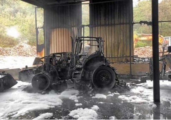 La despedregadora que retiraba piedras de la playa de Ondarreta, tras el fuego del 2 de marzo en Hernani.