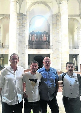 Moñux, González, Larrañaga ay Errasti con el rosetón a la espalda, y una aproximación estos días al punto.