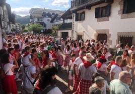 Música, agua y buen ambiente esta tarde en la Bajada de Peñas lesakarra