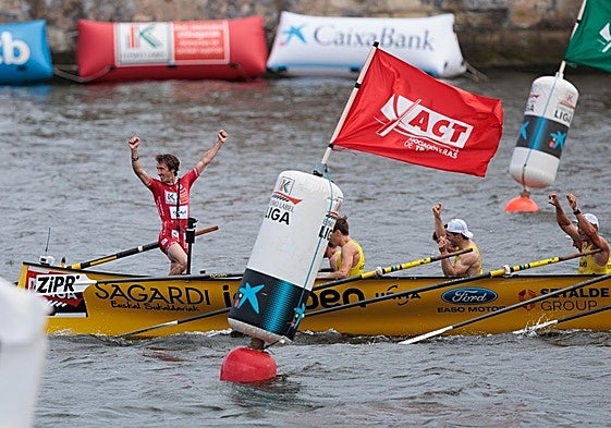 Gorka Aranberri y sus remeros levantan los brazos tras imponerse en la regata de Sestao y reforzar su liderato.