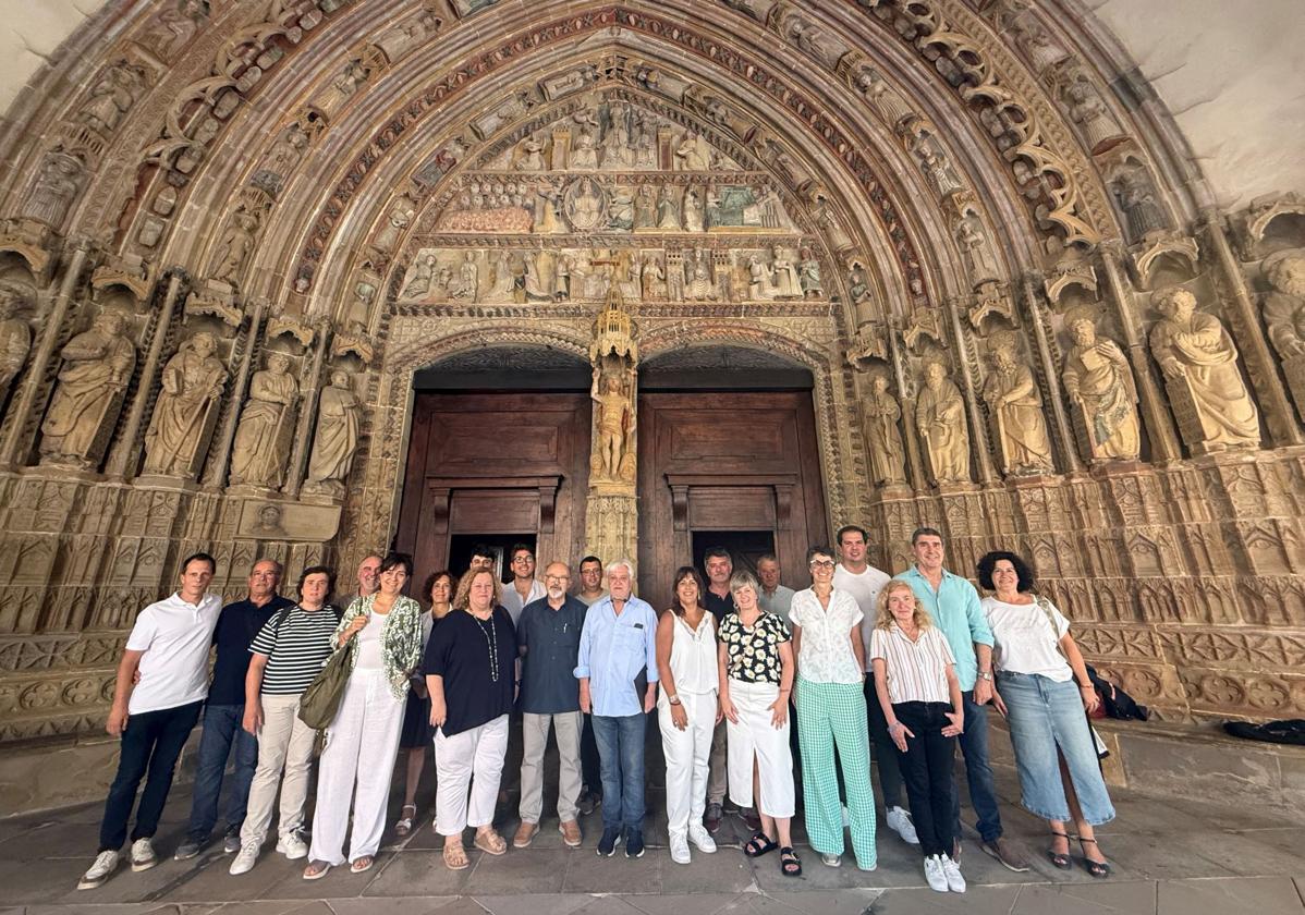 Miembros de las Juntas Generales posan en la iglesia parroquial de Santa María de Deba.