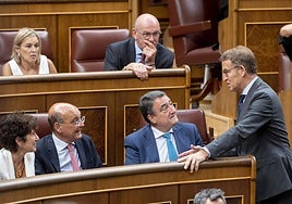 Aitor Esteban y Alberto Núñez Feijóo conversan en el Congreso de los diputados.