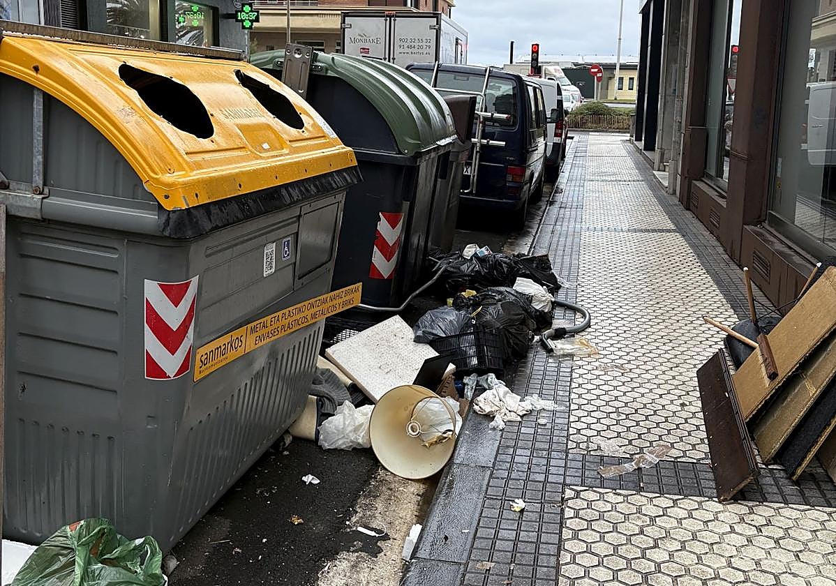 Lamenta José Luis: «Este espectáculo pasa a diario en los contenedores de basuras y residuos de la calle Bermingham, esquina con Zabaleta, en Gros. Toda la basura desperdigada por la acera. Además de que no es salubre, da una imagen de dejadez. Deberían pasar a recogerla más a menudo y el suelo necesita un fregado».