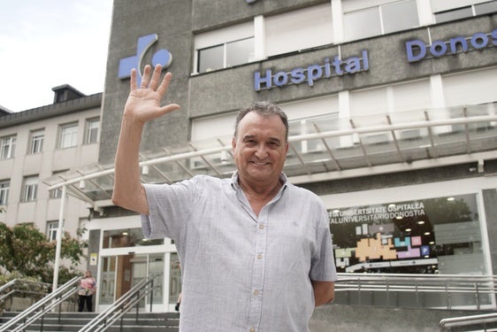 Juanjo López, uno de los celadores más veteranos del Hospital Universitario de Donostia, se despide después de 40 años.